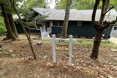 Image de Peaceful Retreat Steps From Ellijay! Hot Tub, Fire Pit, Room for 6, Back Porch