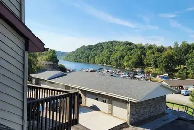 Image de Lakeside Townhouse close to highways & town center