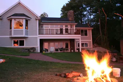 Image de Dreamy Nest: Spacious house on Lake George - perfect for both rest & adventure!