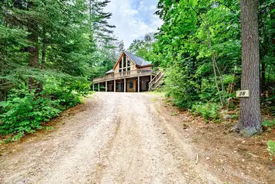 Image de Tucker's Hideaway - Tucked away in the woods, 5 minute drive to Sunday River Ski Resort!