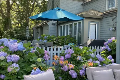 Image de Nantucket Style Cottage Steps from Private Beach