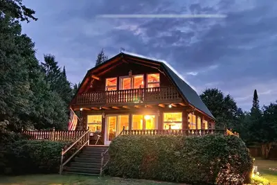 Image de Mountain View Cabin with Hot Tub near Santas Village