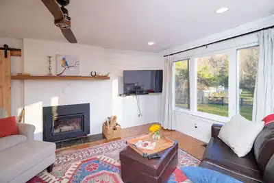 Image de Beautiful house with Fire Pit! Close to Wineries, Breweries, Hiking, Skiing!