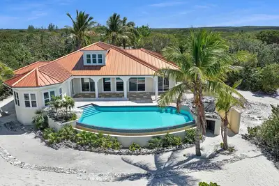 Image de Secluded Luxury Beachfront Villa - Pristine Beach & Private Pool