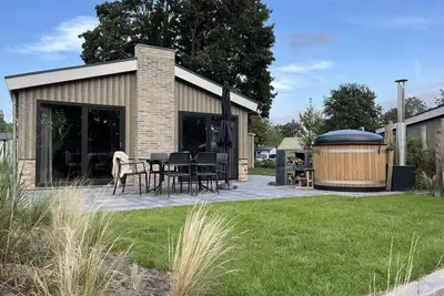 Wellness Chalet Veluwemeer on a spacious plot by a pond