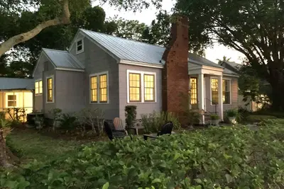 Image de Coastal villa on Riverwalk near shopping, restaurants and Gulf beaches