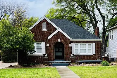 Image de Best Location, comfy bungalow just a10 min. walk to Ou Stadium or Campus Corner