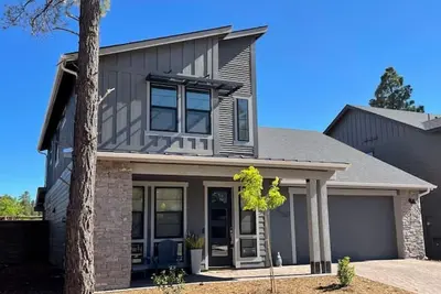 Image de New home-3 miles to Dt Flag! ! With grill, firepit, Ac