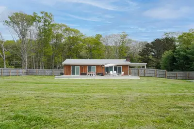 Image de Modern home with large deck, firepit, enclosed yard, & immaculate kitchen