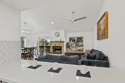 Image de *Brand New Listing* Country Club Condo