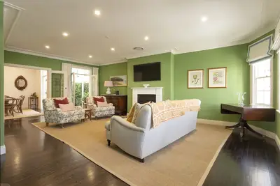 Image de Tranquil Parkside Terrace of Grand Proportions