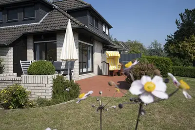 Ferienhaus Humml mit Terrasse und Meerblick in Grömitz