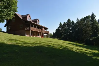 Image de Spacious log cabin overlooking our little town