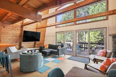 Image de Charming Pinecrest Cabin w/ Private Deck