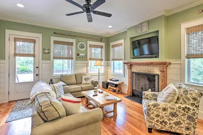 Image de Breezy Home w/ Grills, Pool & Beach Access!