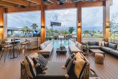 Image de North Charleston's Vibrant Beauty at Green Haven