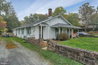 Image de Private driveway in safe East York near the heart of York with access to plazas