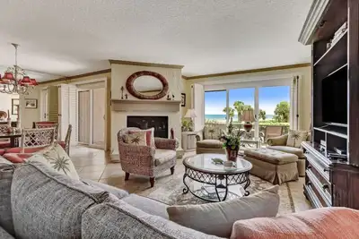 Image de Secluded garden feel with easy access to the ocean.