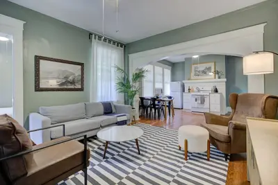Image de Modern and Stately Upper 2-bed in Historic Midtown