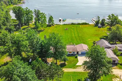 Image de Lake Front Home with Plenty of Space inside and outside. 100 Ft of Lake Frontage