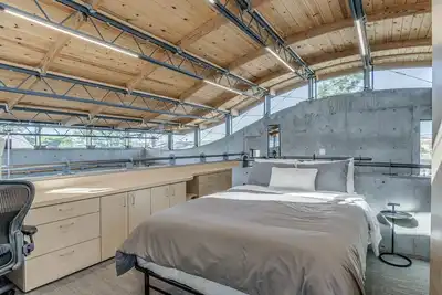 New Industrial Studio - walking distance to Uco!