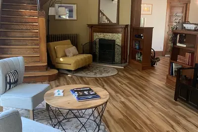 Image de Bright & modern historic 4-bedroom home - walking to downtown & beach