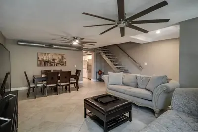 Image de Bayshore Gardens Renovated Townhouse, walk to Soho