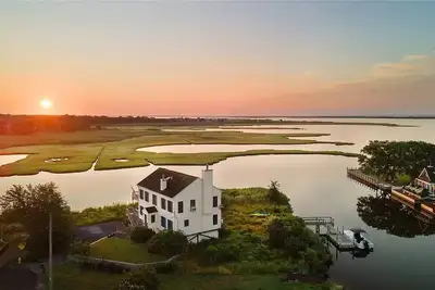 Image de Waterfront Home with Dock! Amazing Views! Close To Beaches!
