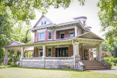 Image de Charming Historic Victorian Home W/Fireplace