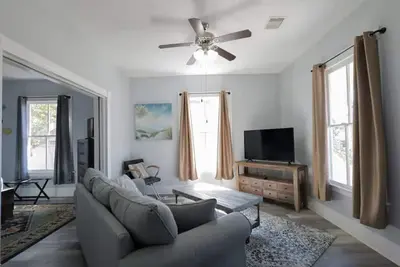 Image de Cozy Retreat with Large Game Room. Only Minutes to the Beach and the Strand.