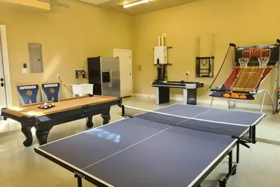 Image de Entertainment Home w/ Private pool you can heat w/kids game room & firepit