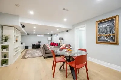 Image de Luxury Lakeview Walkout Basement Apartment