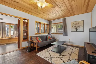 Image de Red Roof Cottage in Custer walkable to downtown!