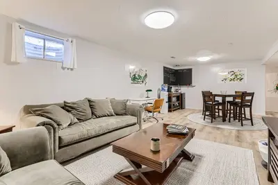 Image de Artistic 2br w/ Private Entry, Btwn Den & Boulder