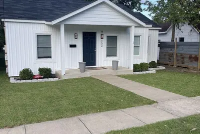 Image de Cozy remodeled house 3 blocks from downtown.