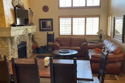 Image de Close to skiing! Luxury 5 bdrm townhome, private hot tub, sleeps 16!