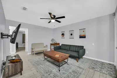 Image de À quelques minutes de Mccallen House, super quartier! Belle maison!