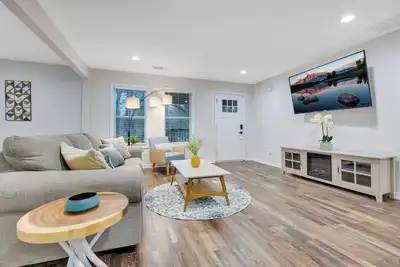 Image de Mins to Downtown Peaceful and Private large Atl wooded retreat