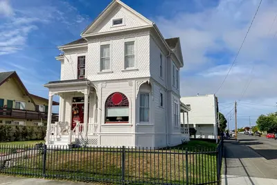 Image de Gorgeous Victorian home near shops and dining with porch, washer/dryer & WiFi