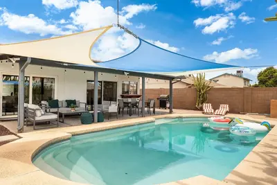 Image de Gorgeous 3-bedroom Home + Pool + Patio + Grill!