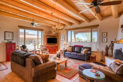 Tranquil oasis with casita, fast WiFi, patios, hot tub & mountain views