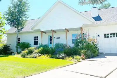 Image de Gorgeous Remodeled Farmhouse tucked in a quiet cul de sac on 1/2 acre