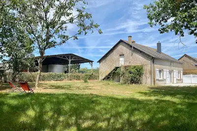 Image de Maison de vacances spacieuse près de la forêt, avec jardin, cheminée, wifi, et équipements de loisirs.