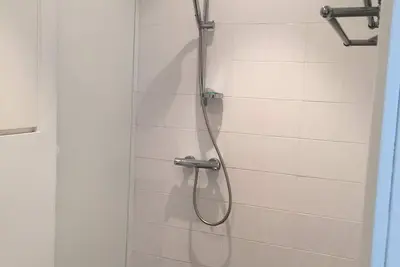 Image de Deux-pièces avec parking à proximité de la mer