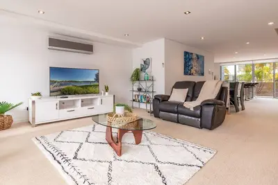Image de Riverside luxury apartment across two levels at Waterline.
