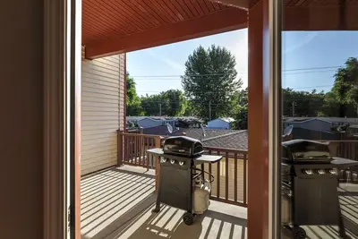 Image de Bright, airy, contemporary row home located in Orchard Home