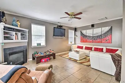 Hampton Home w/ Fireplace + Close to Beaches!