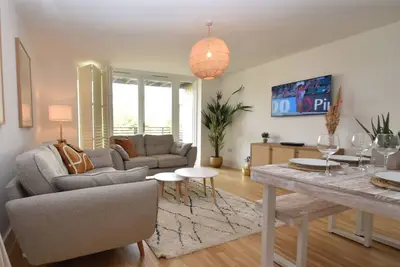 Image de Les Dunes is a contemporary family beach house minutes from the dunes in Camber