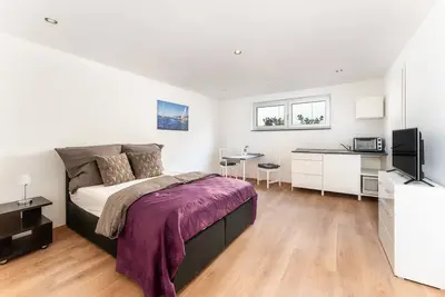 Basement studio with king-size waterbed - good connection to the city center