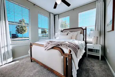 Image de Comfortable Luxury~2 miles from Square! Close to MTrade! Fall Season Open Now!